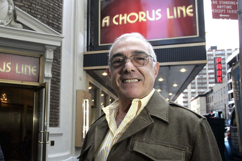 Tonija balvu ieguvušais horeogrāfs Bobs Eijans pozē Džeralda Šēnfelda teātra priekšā, kas ir A Chorus Line atdzimšanas mājvieta Ņujorkā 2006. gadā.