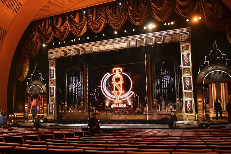 Arbeiter bereiten sich auf die 73. jährlichen Tony Awards in New York im Jahr 2019 vor.