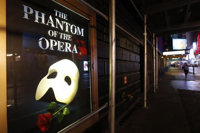  Plakat, ki oglašuje 'The Phantom of the Opera,' je leta 2020 prikazan v gledališču Majestic Theatre v New Yorku, zaprtem zaradi pandemije. Najdlje predvajana predstava na Broadwayu bo svojo zadnjo predstavo odigrala na Broadwayu 18. februarja 2023, manj kot mesec dni po tem. svojo 35. obletnico.