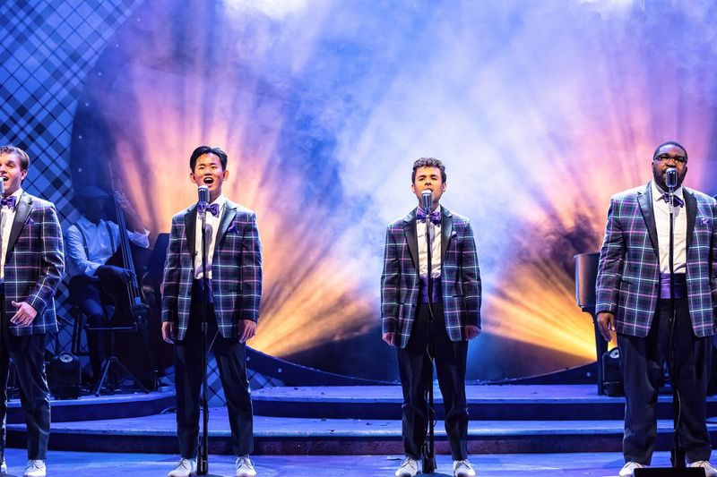 (Van links) Michael Ferraro, Bryan Eng, Yando Lopez en A.D. Weaver schitteren in Forever Plaid en spelen tot 7 november in het Drury Lane Theatre in Oakbrook Terrace.