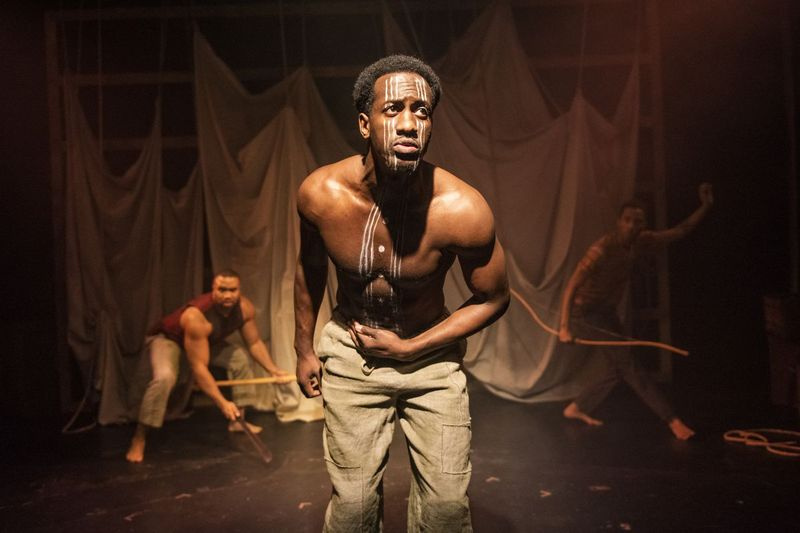 David Goodloe (spredaj) z Lewonom Johnsom (zadaj, z leve) in Michaelom Turrentineom v premieri Mlimine zgodbe na srednjem zahodu Griffin Theatre Company.