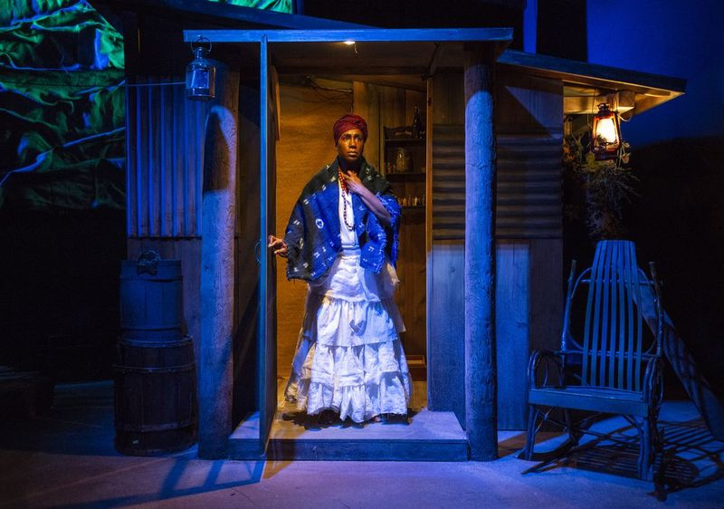 Shariba Rivers v prizoru iz produkcije Hoodoo Love v Raven Theatre.