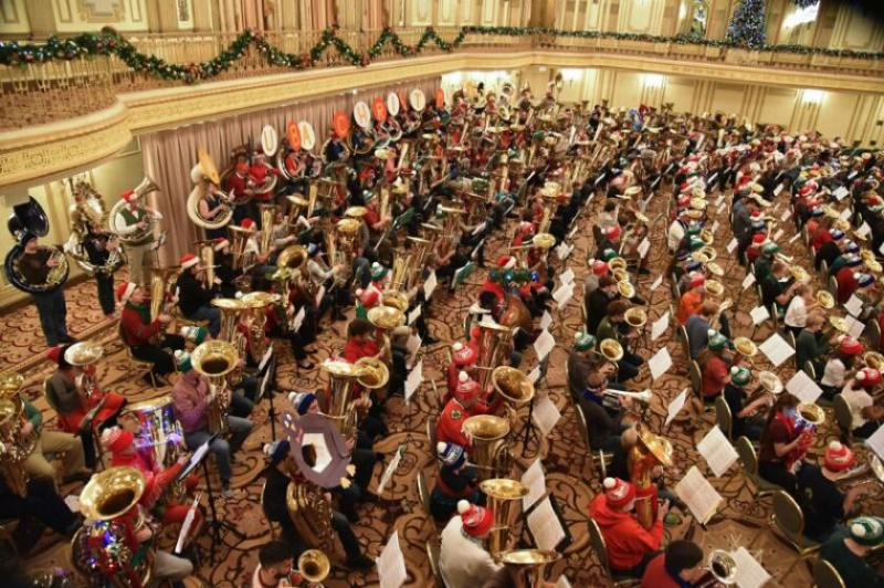   Každoroční vánoční koncert Tuba v hotelu Palmer House. 