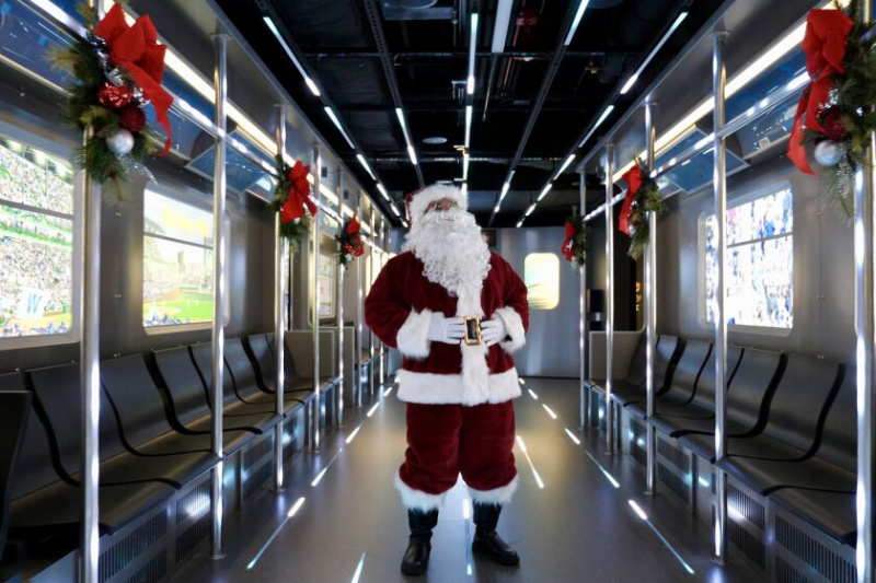   Steigen Sie (genau wie der Weihnachtsmann!) in eine festlich geschmückte originalgetreue Nachbildung des „L“-Zugs im Skydeck Chicago im Willis Tower ein und machen Sie eine Tour durch die Stadtteile von Chicago über Schaufenster-Videodisplays.