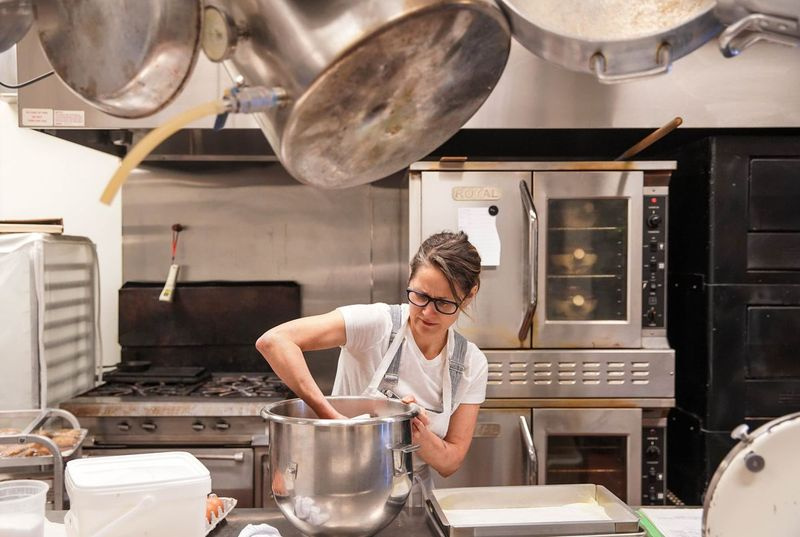 Anne Kostroski, Edgewateris, 6338 N. Clark St. asuva kastme- ja leivaköögi omanik, valmistab klientidele küpsiseid.