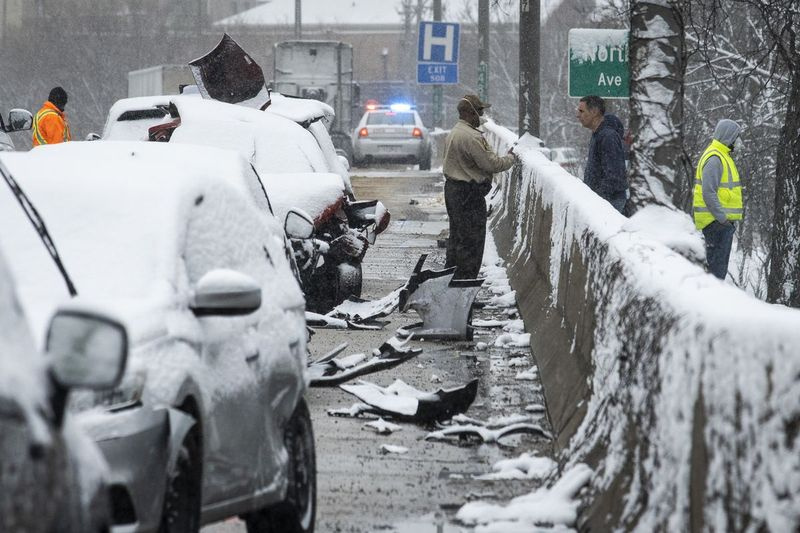 Anggota polis Negara Illinois menyiasat tempat kejadian kemalangan timbunan besar-besaran yang melibatkan hampir 60 kenderaan, menghantar lebih daripada sedozen orang ke hospital, di lorong masuk Lebuhraya Kennedy berhampiran North Avenue, pagi Rabu, 15 April 2020.