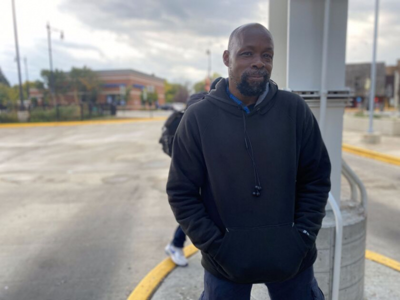   Rob Powell, 61, tar regelbundet med CTA till jobbet och hem säger att han har blivit spökad av bussar och tåg.