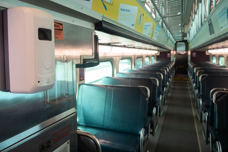 Käsidesinfitseerimisvahendi dosaator paigaldatakse Metra rongile Metra Western Avenue bussijaamas aadressil 2801 W. Grand Ave. Teisipäeva hommikul, 15. septembril 2020. Metra käivitas teisipäeval kampaania, mille käigus teavitatakse sõitjaid sammudest, mida nad võtavad, et säilitada rongid on COVID-19 pandeemia ajal puhtad ja reisijad ohutud.