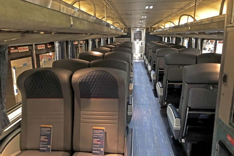 Vnitřek modernizovaného autobusu Amtrak Superliner vystavený v úterý 15. června 2021 na chicagském Union Station.
