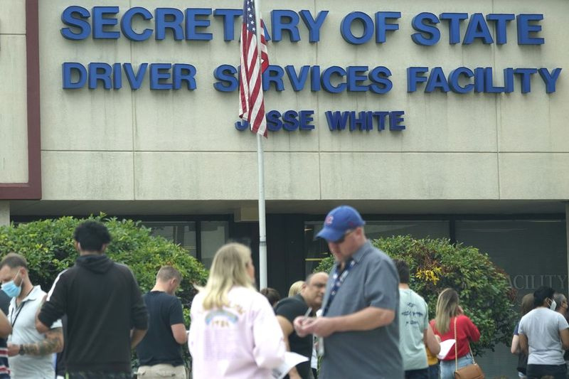 Folk står i kø for at komme ind i Illinois Driver Services Center i Schaumburg, Ill., torsdag den 15. juli 2021.
