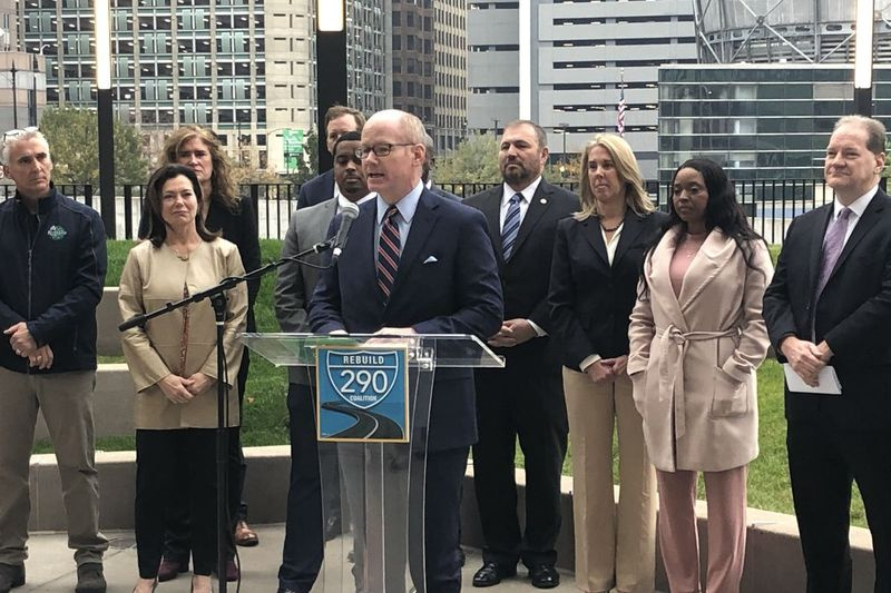El presidente del Senado de Illinois, Don Harmon, estuvo acompañado por una coalición de líderes estatales y locales el martes que pedían la reconstrucción de la autopista Eisenhower.