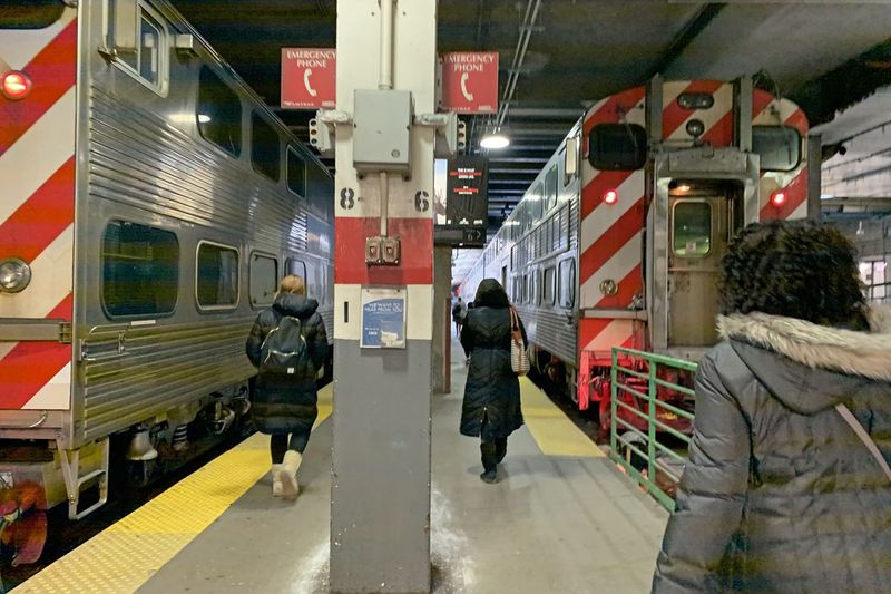 Los pasajeros de Metra abordan los trenes en Union Station.