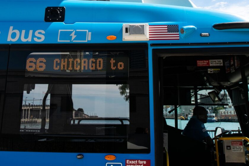   El autobús No. 66 recorre Chicago Avenue, desde Austin Avenue hasta Navy Pier. Aquí, un autobús eléctrico utilizado en esa ruta se recarga en el muelle.