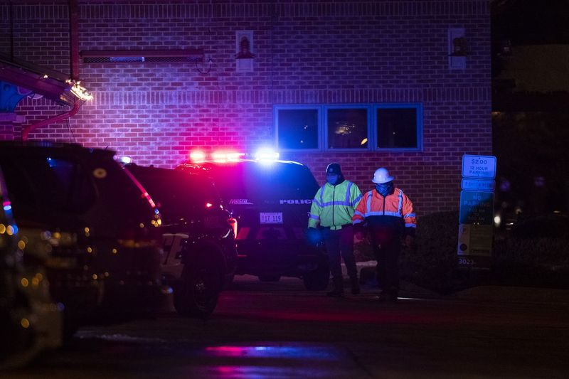 Raudteetöötajad ja Metra politsei reageerivad sündmuskohale, kus Metra rong sai neljapäeva õhtul Edison Parki naabruses asuvas kvartalis N. Olmsted Ave 6700 surmavalt löögi inimesele. | Tyler LaRiviere / Sun-Times
