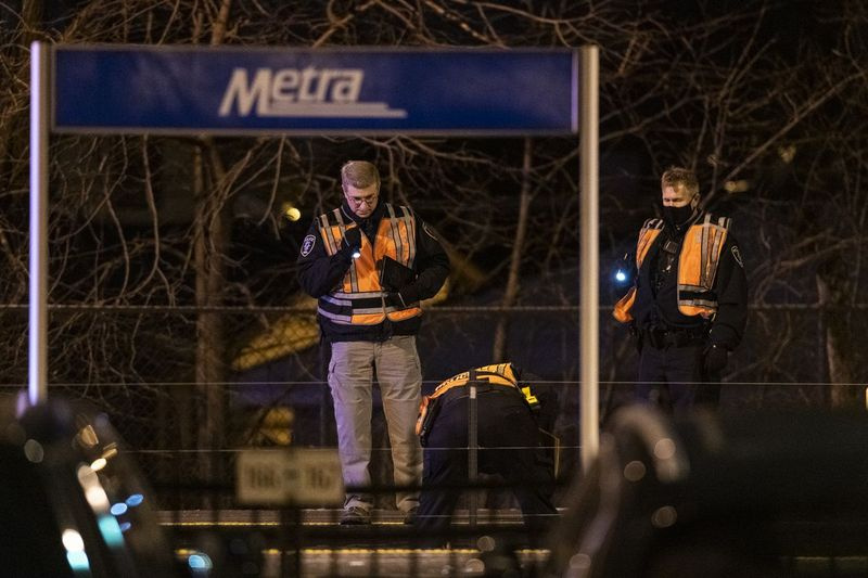 Metra politsei uurib sündmuskohta, kus neljapäeva õhtul Edison Parki naabruses N. Olmsted Ave 6700 kvartalis Metra rong hukkus inimesele. | Tyler LaRiviere / Sun-Times