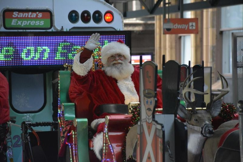 De kerstman rijdt in de CTA Holiday Train.