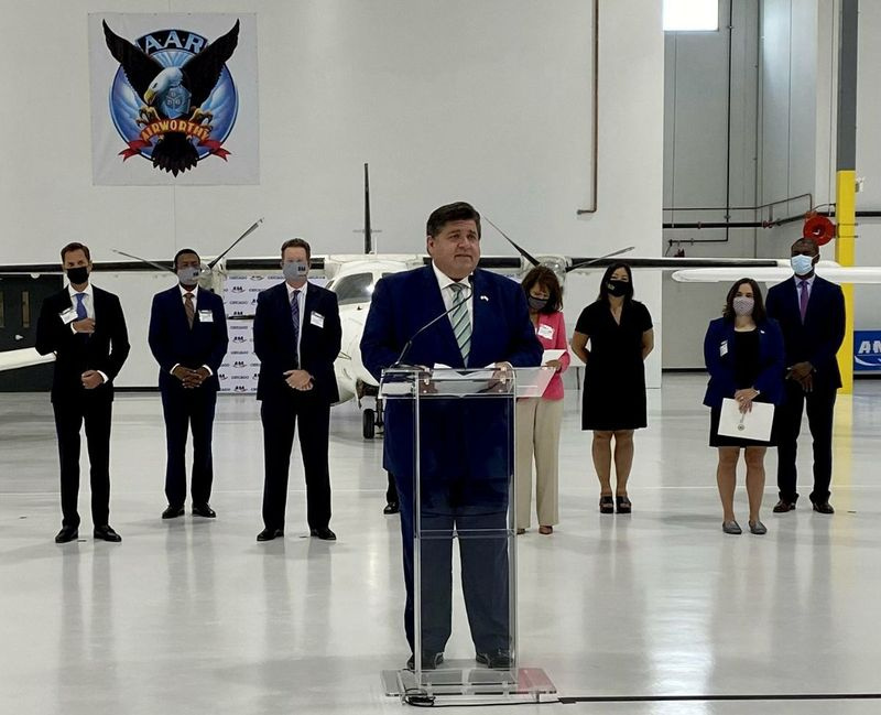 Gubernators J.B. Pritzker runā lentes pārgriešanas ceremonijā Aviācijas tehniskās apkopes institūta jaunajā mācību centrā, 3711 S. Ashland.