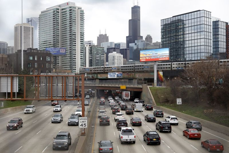 Op deze foto van 31 maart 2021 stroomt het verkeer langs de snelweg Interstate 90 terwijl een Metra-voorstedelijke trein langs een verhoogd spoor in Chicago rijdt. Het congres heeft een nieuwe eis voor autofabrikanten gecreëerd: vind een hightech manier om te voorkomen dat dronken mensen autorijden. Het is een van de mandaten, samen met een uitbarsting van nieuwe uitgaven gericht op het verbeteren van de autoveiligheid te midden van escalerende verkeersdoden in het infrastructuurpakket van $ 1 biljoen dat president Joe Biden naar verwachting binnenkort zal ondertekenen.