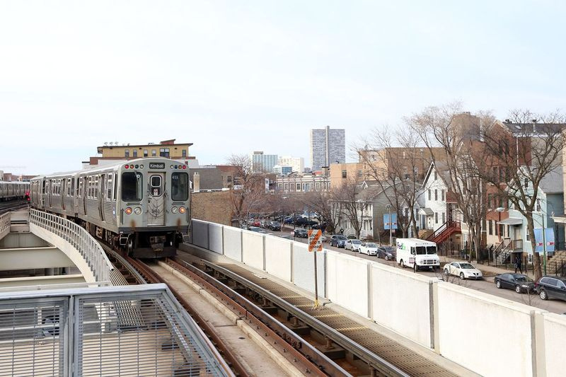 Et nordgående Brown Line-tog forlader Belmont-stationen.