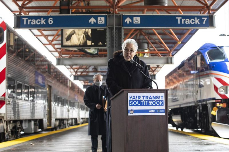 Kuko apygardos valdybos pirmininkas Toni Preckwinkle kalba pirmadienį, 2021 m. sausio 4 d., per spaudos konferenciją LaSalle gatvės metro stotyje.
