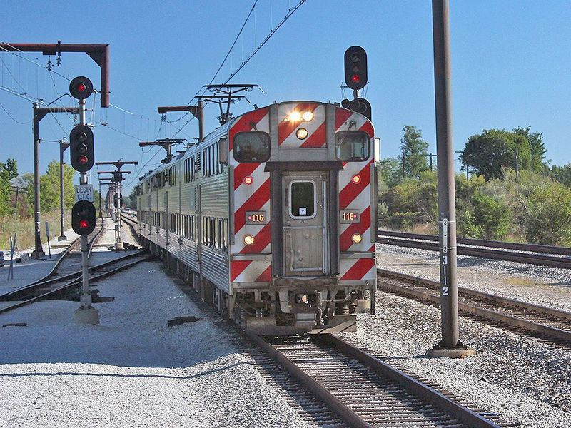 „Metra“ elektrinis traukinys universiteto parke.