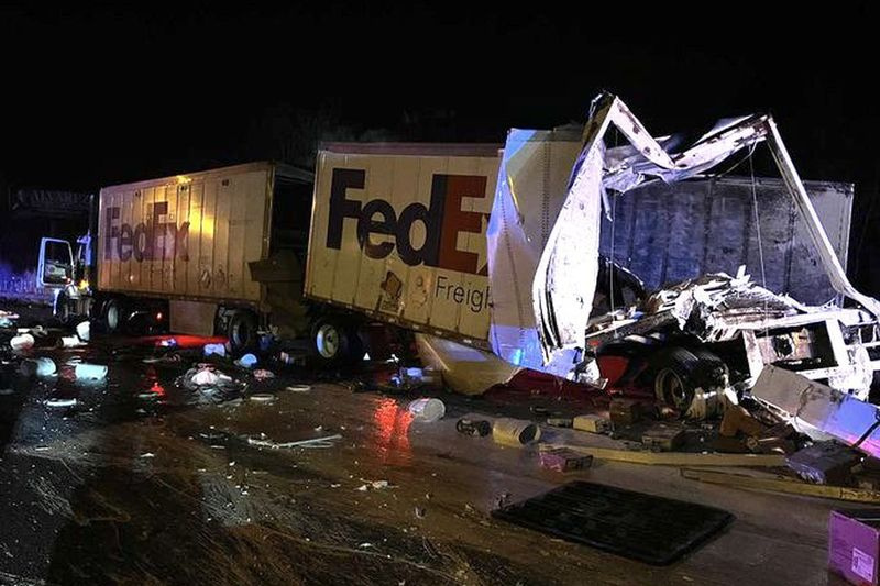 Dos semirremolques estuvieron involucrados en un accidente grave el 6 de abril de 2021 en la Interestatal 80/94 cerca de Ripley Street.