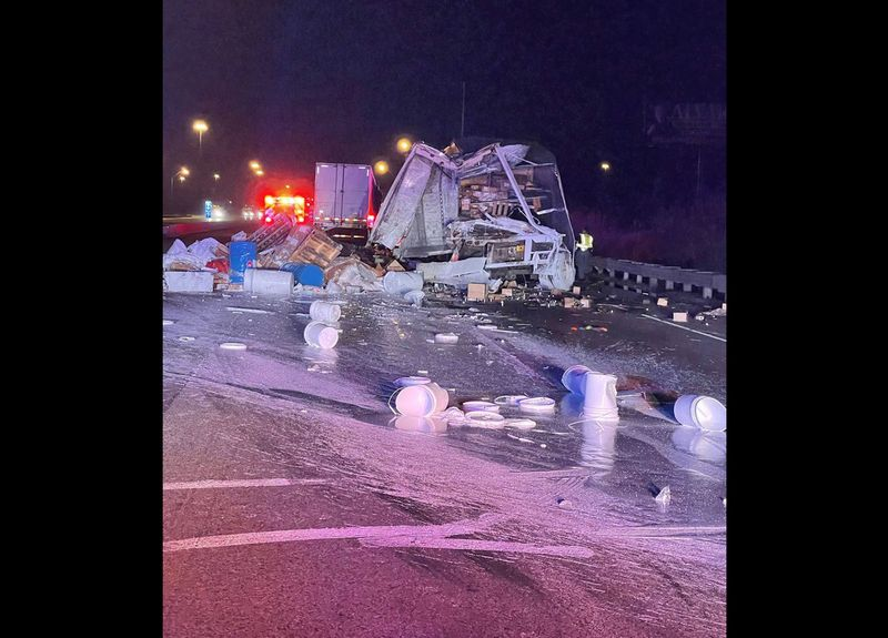 Dos semirremolques estuvieron involucrados en un accidente grave el 6 de abril de 2021 en la Interestatal 80/94 cerca de Ripley Street.