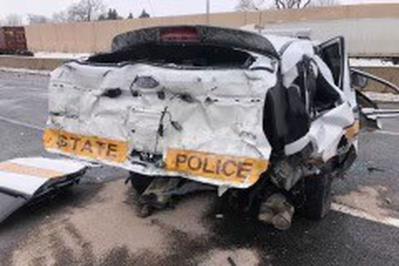 Het voertuig van een staatstrooper nadat hij op 15 februari 2021 van achteren werd aangereden op de I-55 in Joliet.