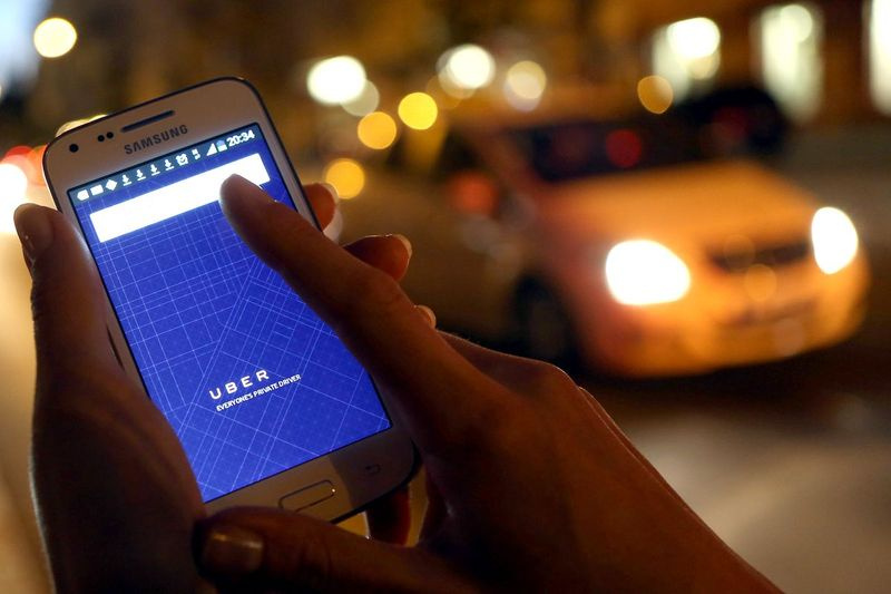 En kvinna använder Uber-appen på en Samsung-smarttelefon