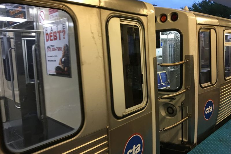 Een persoon werd dood aangetroffen op het spoor op 17 november 2020, bij de halte Harold Washington Library-State/Van Buren.