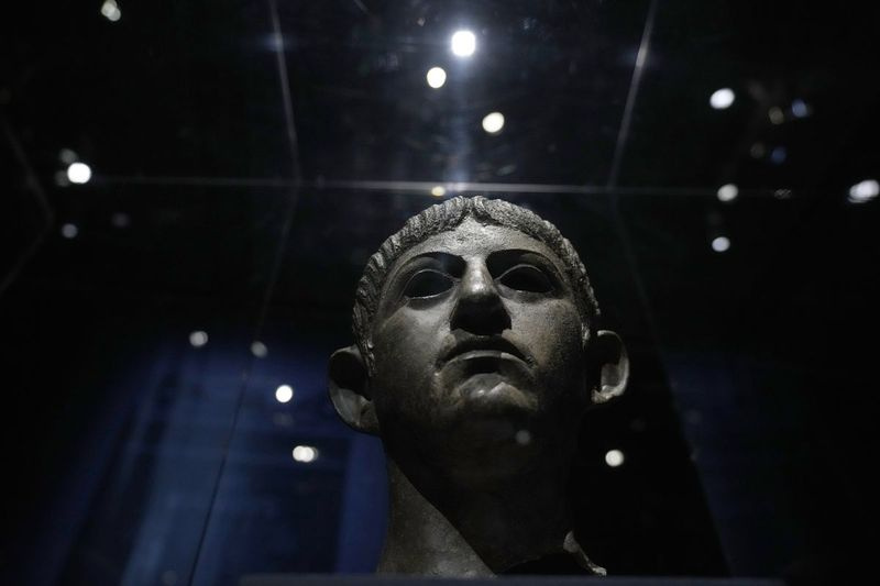 Et bronzehoved af den romerske kejser Nero, der stammer fra omkring 54-61 e.Kr. og fundet i floden Alde ved Rendham i Suffolk, det østlige England, vises i Nero: The Man Behind the Myth-udstilling på British Museum i London.