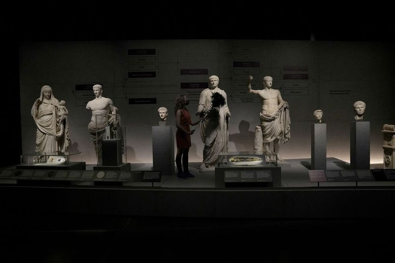 En museumsansat passer på statuer af medlemmer af den julio-claudianske familie, som var fra den første romerske kejser Augustus, der kom ned til Nero, den sidste i rækken, med i udstillingen Nero: The Man Behind the Myth, på British Museum i London .