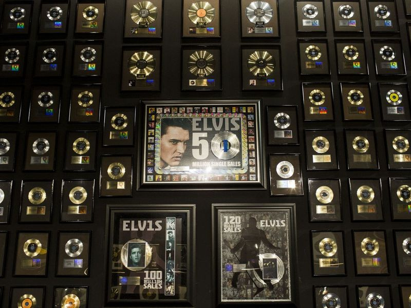 2. března 2017 – Alba zdobí zeď uvnitř muzea kariéry Elvise The Entertainer v Memphisu Elvise Presleyho. Společnost Elvis Presley Enterprises otevřela nový komplex, který zahrnuje 200 000 čtverečních stop nových exponátů, muzeí a prostor pro představení za Gr.