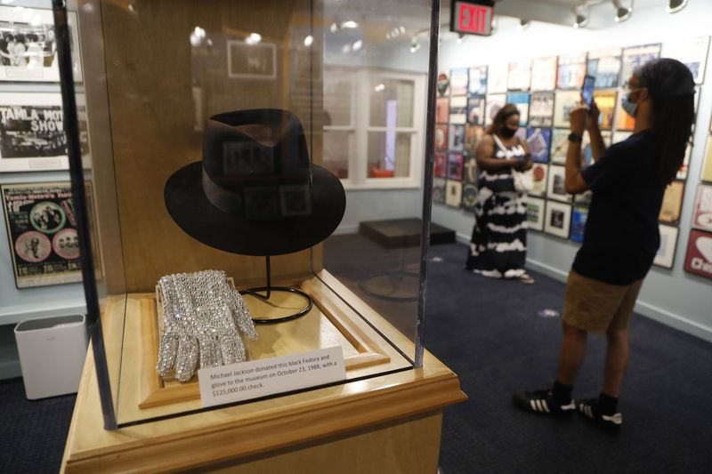 La Fedora nera e il guanto di Michael Jackson sono esposti al Motown Museum di Detroit. L