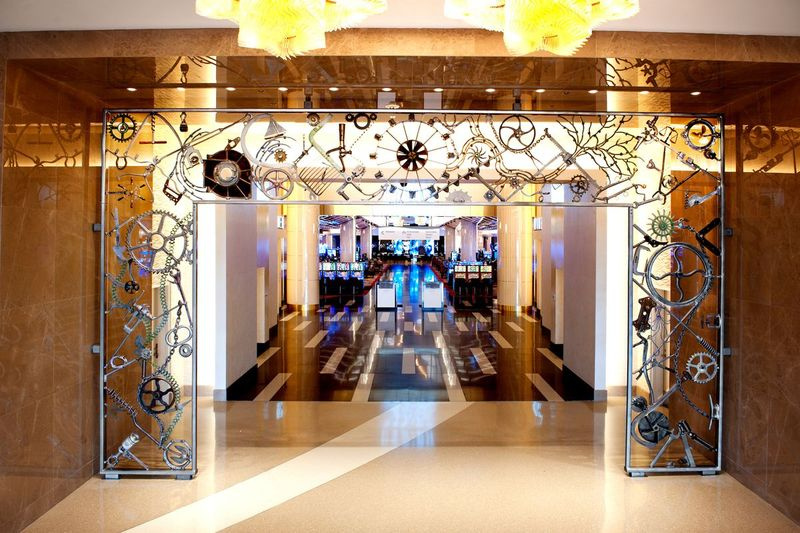 Gostje, ki vstopijo v letovišče/kazino MGM National Harbor, se bodo sprehodili skozi portal Boba Dylana, 26 krat 15 čevljev železni obok, njegovo prvo trajno umetniško delo za javni prostor. | FOTOGRAFIJA ROBB SCHARETG