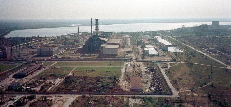 Toto je letecký snímek jaderné elektrárny v Černobylu s řekou Pripjať na pozadí pořízený v roce 1998, 12 let poté, co výbuch jaderné elektrárny v Černobylu v roce 1986 vychrlil radioaktivní mraky nad západní částí Sovětského svazu a velkou částí E.