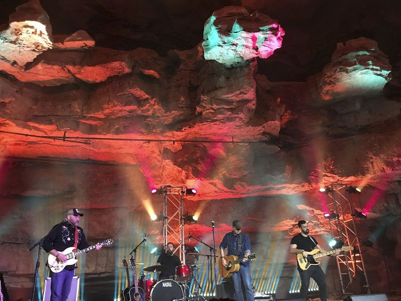 Na této fotografii z 25. února 2018 zpěvák a skladatel Chris Knight (uprostřed) a jeho kapela vystupují v Cumberland Caverns poblíž McMinnville v Tennessee. Tennessee bude mít brzy nejen jednu, ale hned dvě jeskyně soupeřící o fanoušky, kteří chtějí vidět hudbu. v podzemí