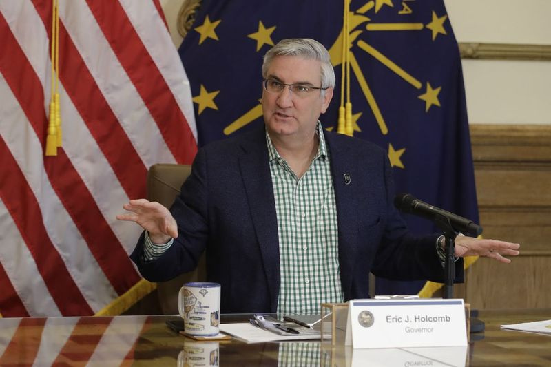 Gubernator stanu Indiana, Eric Holcomb, przygotowuje się do zorganizowania konferencji dla mediów wirtualnych w biurze gubernatora w Statehouse, aby w kwietniu przekazać aktualne informacje na temat COVID-19 i jego wpływu na stan Indiana.