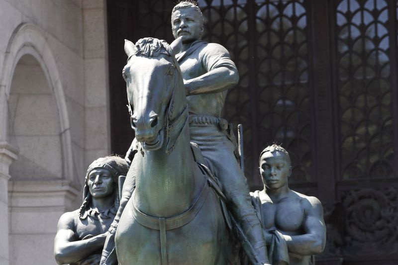 Uma estátua de Theodore Roosevelt a cavalo guiado por um nativo americano (à esquerda) e um africano, fica em frente ao Museu Americano de História Natural, em Nova York.