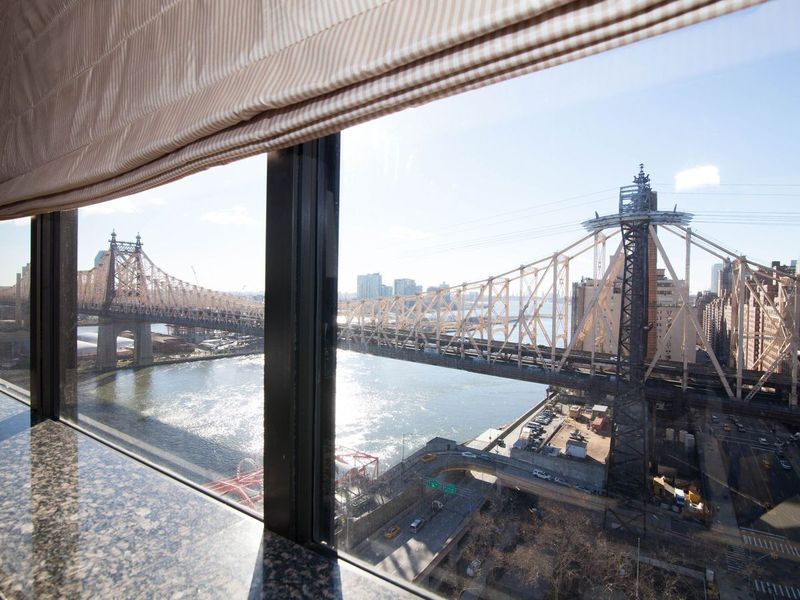 Bentley Hotel: nowojorskie mosty to jedne z najbardziej malowniczych atutów miasta, od strzelistej elegancji mostu Brooklyn Bridge po skromny, ale wciąż imponujący most Queensboro w Midtown East. Ten ostatni jest na pełnym ekranie w wielu miejscach w Midto