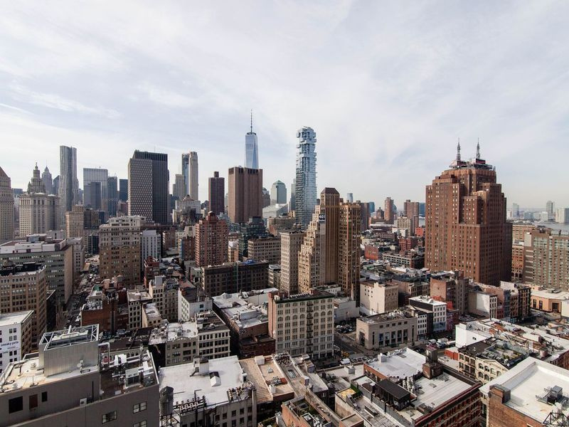 NoMo SoHo: Panorama Nowego Jorku to nieustannie zmieniający się organizm, a co roku dodawane są nowe, ekscytujące dodatki. Tak, One World Trade Center to prosta rzecz piękna. Ale uwielbiamy też nowe punkty orientacyjne, takie jak 56 Leonard, osiedle w stylu Jenga
