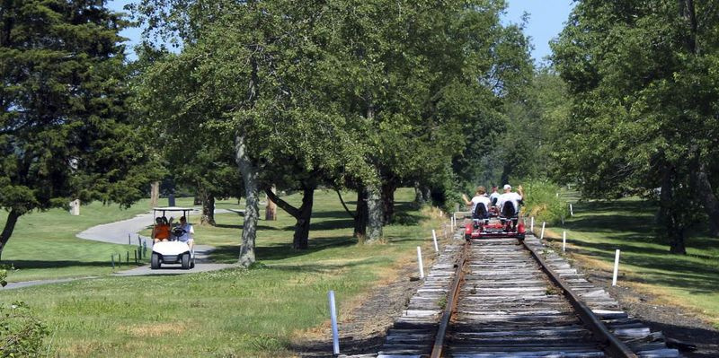 Prohlídka Rail Explorers prochází areálem Montaup Country Club v Portsmouthu, R.I. Rail Explorers otevřeli v Portsmouthu v dubnu jako součást Newport a Narragansett Bay Railroad. | AP Photo/Jennifer McDermott
