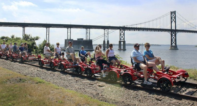 Prohlídka Rail Explorers se zastaví a obdivuje výhled na most Mount Hope v Portsmouth, R.I | (AP Photo/Jennifer McDermott