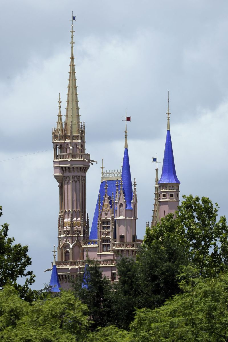 Vrh na novo poslikanega Pepelkinega gradu v Čarobnem kraljestvu je fotografiran v začetku tega meseca v Walt Disney World v Lake Buena Vista na Floridi.