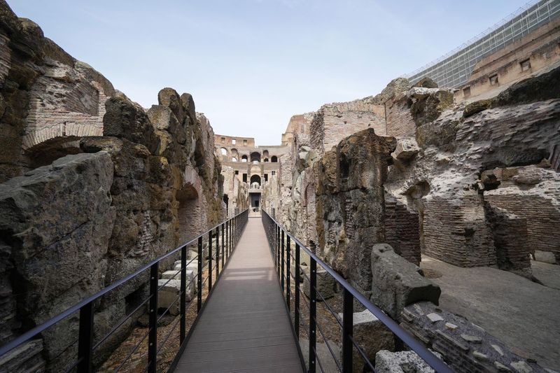 Den nyligen restaurerade lägre nivån av Colosseum är nu öppen för turister efter 2 1/2 års arbete för att stötta upp det tidigare förbjudna området i den antika romerska arenan.