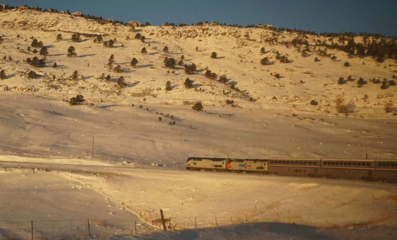 Winter Park Expressi suusarong alustab tõsist tõusu Kaljumäestikule selles piirkonnas Goldeni lähedal, Colo., kus rada kõverdub enne tunnelipiirkonda sisenemist mitu korda tagasi. See foto on tehtud rongi viimasest vagunist