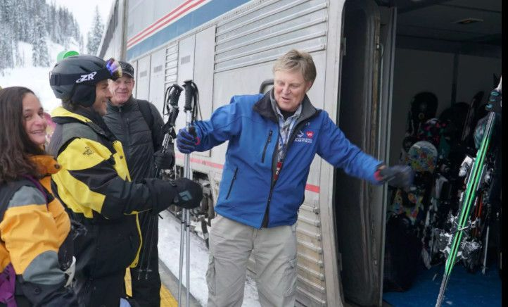 Töötajad laadivad suusavarustuse Winter Park Expressi suusarongile enne, kui see Denverisse naaseb. |Trevor Hughes, USA TÄNA