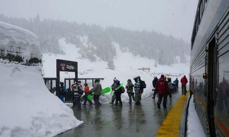 Tugeva lumesadu tõttu väljuvad suusatajad ja lumelaudurid Winter Park Expressi suusarongist pärast kahetunnist sõitu Denverist üles. | Trevor Hughes/ USA TÄNA