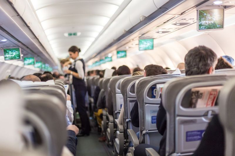 Luchtvaartmaatschappijen hebben de economy-cabine om twee redenen opgedeeld: om een ​​extraatje te creëren voor frequent flyers, die indien beschikbaar gratis worden geüpgraded naar de meer luxe economy-stoelen, en om geld te verdienen aan reizigers die iets comfortabelers willen dan een standaard economy-stoel.