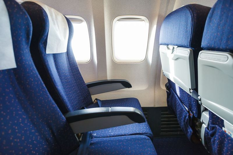 In tegenstelling tot eersteklas- of businessclass-cabines, die tijdens de vlucht vaak met gordijnen worden afgesloten, is het gemakkelijk om het gedeelte met premium stoelen over het hoofd te zien die zich uitstrekken vanaf het begin van de economy-cabine tot de stoelen bij de uitgangen op de United, American en Delta.